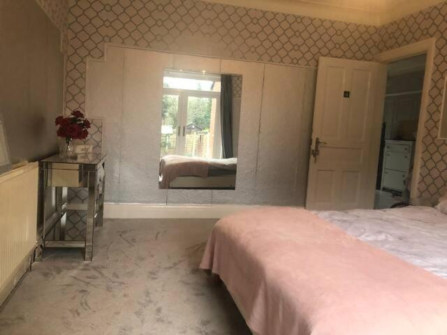 Double Bedroom แมนเชสเตอร์ ภายนอก รูปภาพ